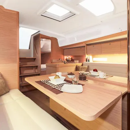 Rent A On A Sailing Yacht! 보트호텔