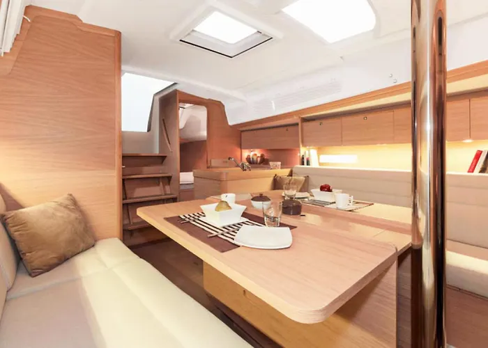 Rent A On A Sailing Yacht! 보트호텔