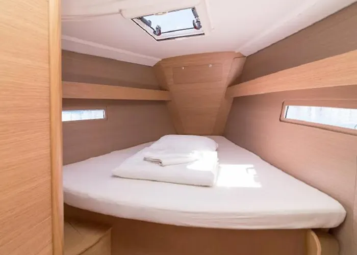 Rent A On A Sailing Yacht! 보트호텔 *