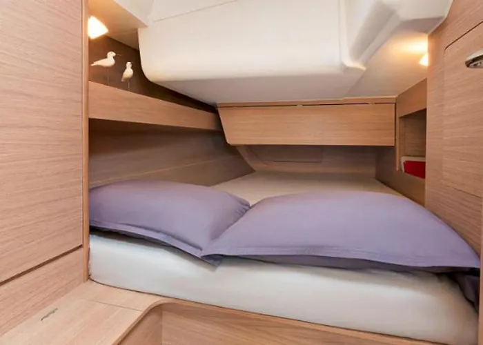 Rent A On A Sailing Yacht! 보트호텔 *