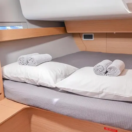 Hotel na wodzie Rent A On A Sailing Yacht!
