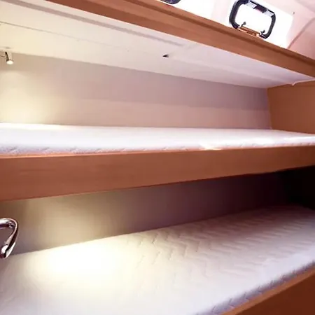 Hotel na wodzie Rent A On A Sailing Yacht! Pula