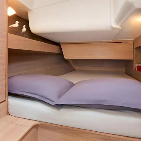 Rent A On A Sailing Yacht! Hotel na wodzie *