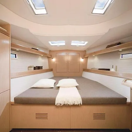 Hotel na wodzie Rent A On A Sailing Yacht!